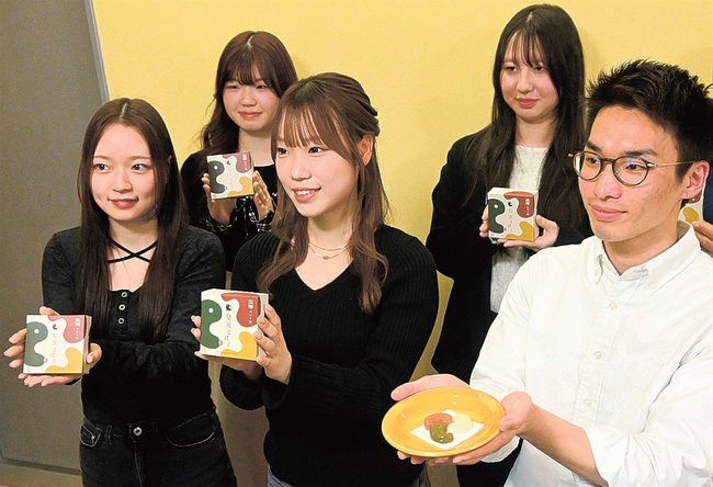 商品を紹介する島根大の学生たち=松江市玉湯町玉造、玉造温泉ゆ~ゆ