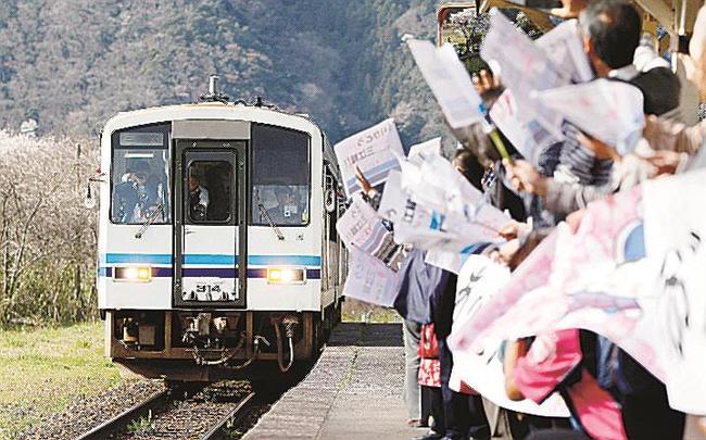 ＪＲ三江線がラストランを迎え、大勢の人が待つ川戸駅に到着する列車＝２０１８年３月３１日、江津市桜江町