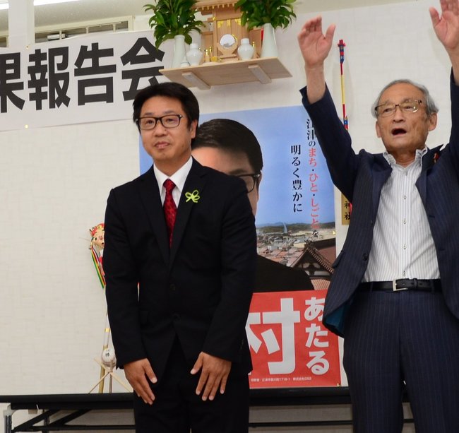 支持者らと当選を喜ぶ中村中氏（左）＝２９日午後１０時１１分、江津市嘉久志町、選挙事務所