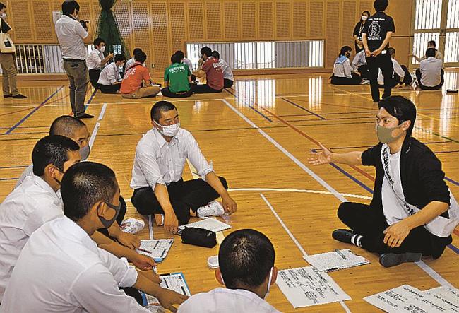地域振興に取り組む人から話を聞く生徒たち＝島根県邑南町矢上、矢上高校