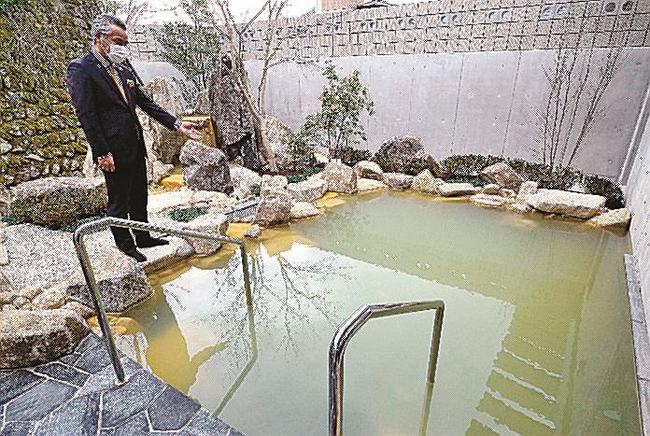 美肌効果が期待できる源泉掛け流しの露天風呂=島根県美郷町長藤、石見ワイナリーホテル美郷