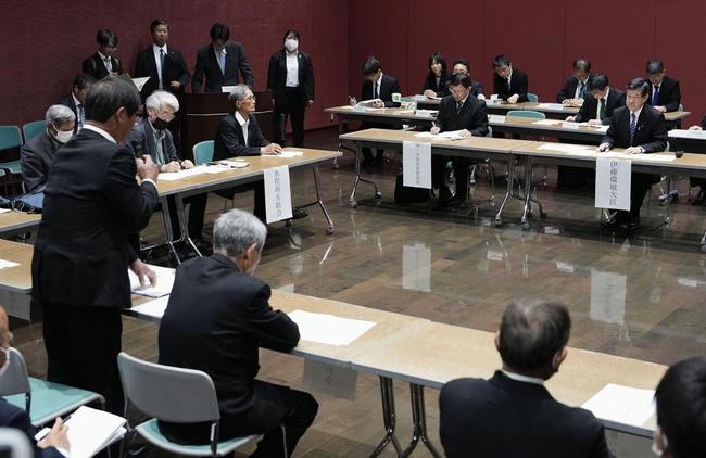 熊本県水俣市で開かれた、水俣病患者らでつくる団体と伊藤信太郎環境相（右上）の懇談＝１日