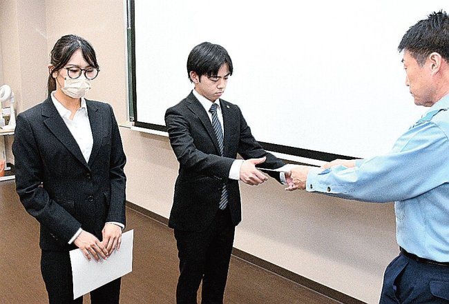 遠藤敦生署長（右）から委嘱状を受ける住田大和さん（中央）＝出雲市今市町、出雲医療看護専門学校