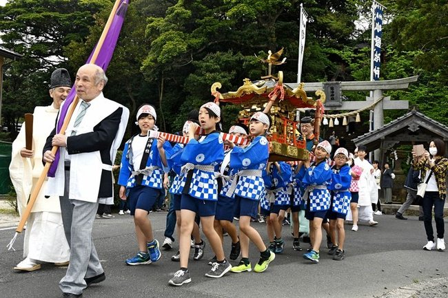 元気なかけ声を出しながらみこしを担ぐ児童たち＝出雲市上塩冶町