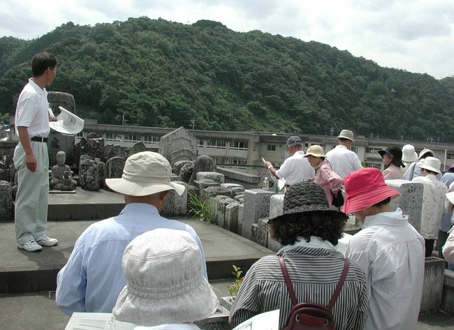 椎山から七尾城跡がある七尾山を眺望する人たち＝益田市東町（資料）