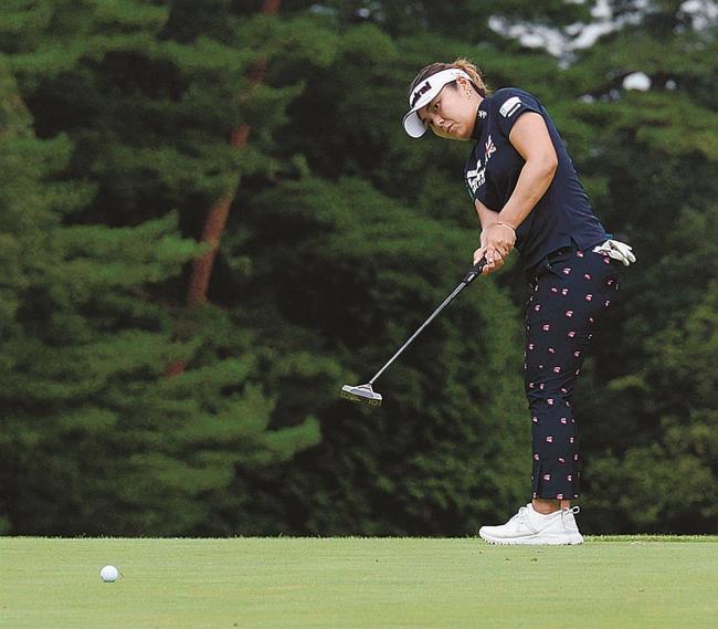 ９番でパットを打つ金宮みかど＝大山平原ゴルフクラブ