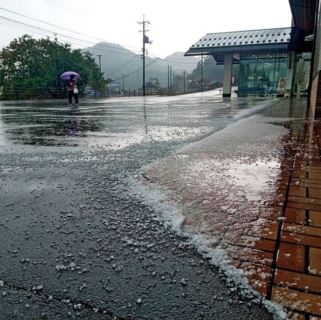 軒下にひょうとみられる氷の塊が広がった飯南町役場＝２７日午前１１時８分、島根県飯南町下赤名