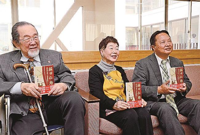 堀田仁助の功績をたどる書籍を寄贈した子孫の佐々木良子さん（中央）ら＝益田市常盤町、市役所
