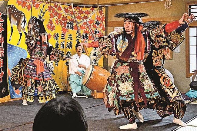 「東大和」を披露する丸茂神楽社中＝益田市美都町宇津川、美都温泉湯元館