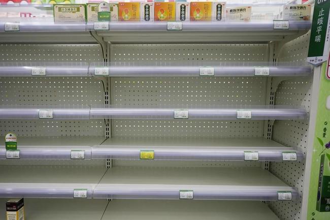 せき止めなどが売り切れた中国・北京の商品棚＝2022年１２月、北京（共同）