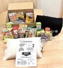 
          
４人以上の世帯に届けられるコメ１０キロと、約５キロの食品が入った食材セットの例。同じ水準の確保を目指している
        