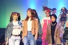 ランウェイを歩くモデルたち＝松江市朝日町、松江テルサ