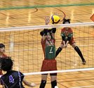 【Ｄゾーン決勝・松江南－三刀屋】第２セット、松江南の吉岡柑奈が相手エースのスパイクをブロックし、１１－４とする＝松江市総合体育館