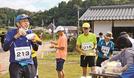 エイドステーションで手打ちそばを頬張る参加者＝島根県奥出雲町下横田