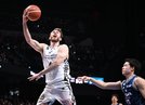 【第２２戦・島根－長崎】難しい体勢でシュートを放つ島根のニック・ケイ（左）＝ハピネスアリーナ