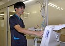 患者の命に直結する医療機器を扱う臨床工学技士の責任の重みを感じながら仕事する高見晃樹さん＝安来市広瀬町広瀬、市立病院人工透析室