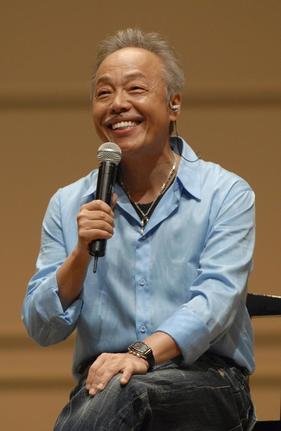 記者会見で笑顔を見せる谷村新司さん＝２００９年３月、東京都内