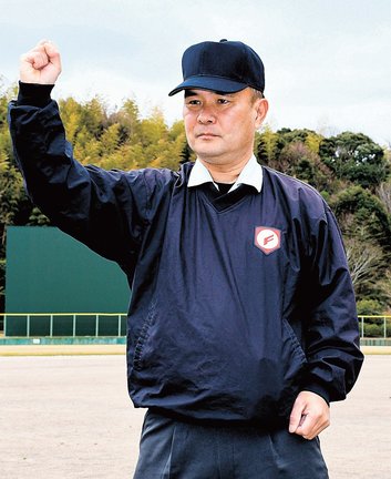 甲子園でジャッジする姿を思い描く藤原周二さん∥出雲市斐川町直江、斐川公園野球場