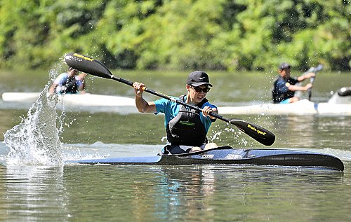 江の川でカヌーの練習に励む河村大樹さん＝島根県美郷町潮村