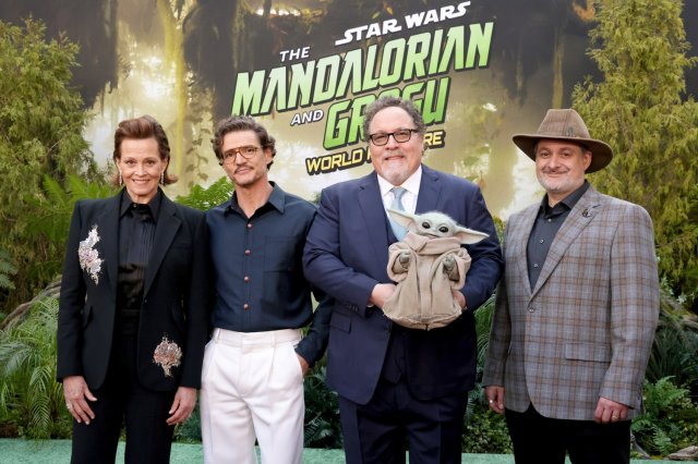 『スター・ウォーズ/マンダロリアン・アンド・グローグー』ワールドプレミア開催(左から)シガーニー・ウィーバー、ペドロ・パスカル、 ジョン・ファヴロー(&グローグー)、デイヴ・フィローニ