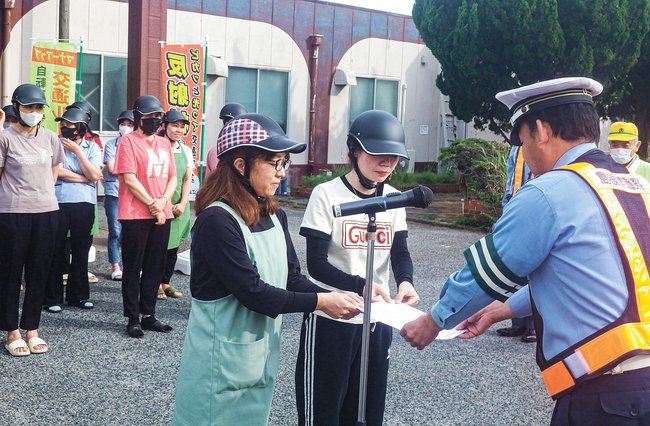 委嘱状を受け取る外国人技能実習生ら＝江津市都野津町、トップソーイング江津工場