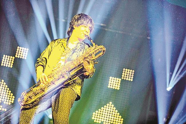 サックスを演奏する楢〓（﨑）誠さん（Ｐｈｏｔｏ　ｂｙ　ＴＡＫＡＨＩＲＯ　ＴＡＫＩＮＡＭＩ）