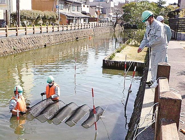 松江市と島根県の実証事業で北堀川で設置される防藻ネット＝松江市母衣町（市提供）