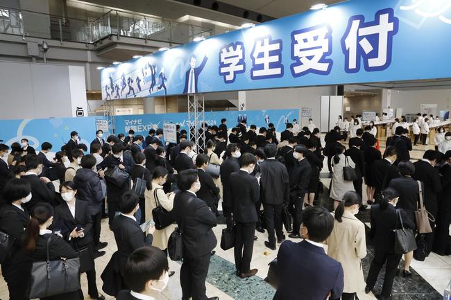 2024年卒予定の大学生らを対象にした、新卒採用の合同企業説明会に訪れた学生たち＝23年３月１日、東京都江東区