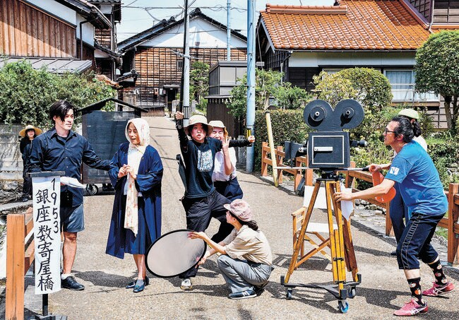 周遊型演劇「チドリの夢　デラックス」を公開稽古で演じる劇団員たち＝鳥取市鹿野町鹿野
