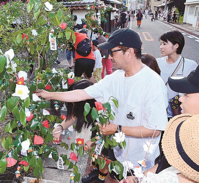 好みの造花に手を伸ばす参加者＝浜田市長浜町