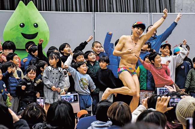 子どもたちと一緒に「おっぱっぴー」を披露する小島よしおさん＝松江市学園南１丁目、くにびきメッセ