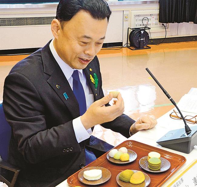 新銘菓「ご縁をむすび」を試食する丸山達也島根県知事＝４月２６日、松江市殿町、島根県庁