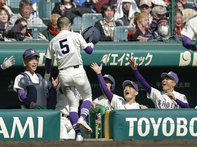 【花巻東ー米子松蔭】３回表、惣郷の適時打で三走久白（手前）が生還し、喜ぶ米子松蔭ベンチ＝甲子園