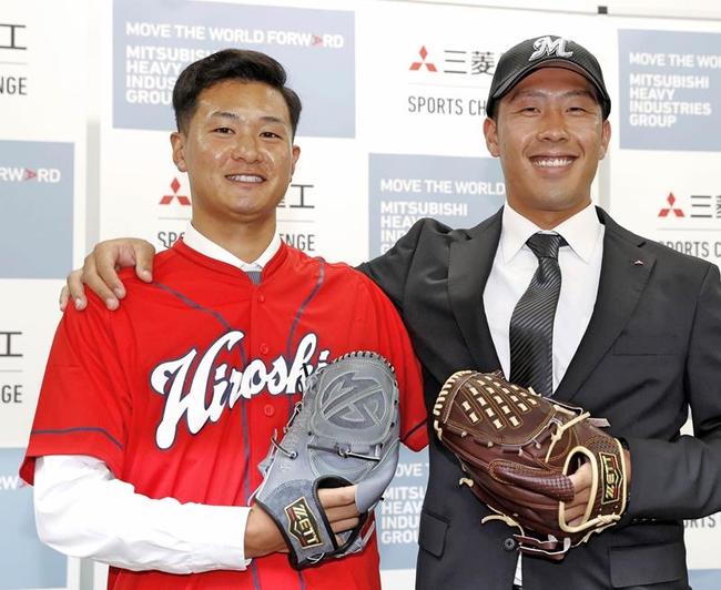 ロッテから５位指名を受けたチームメートの八木彬投手（右）と笑顔で記念撮影に応じる森翔平投手＝１１日、神戸市