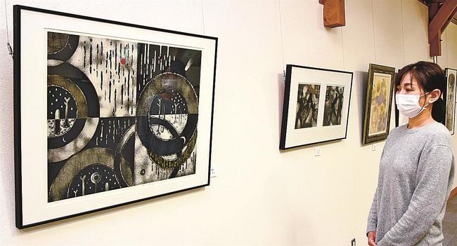 作品を鑑賞する来場者＝安来市安来町、観光交流プラザ