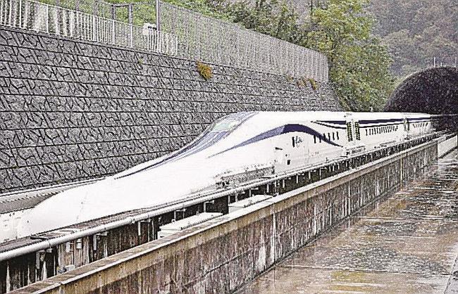 リニア中央新幹線の改良型試験車＝２０２０年１０月、山梨県都留市の山梨リニア実験センター