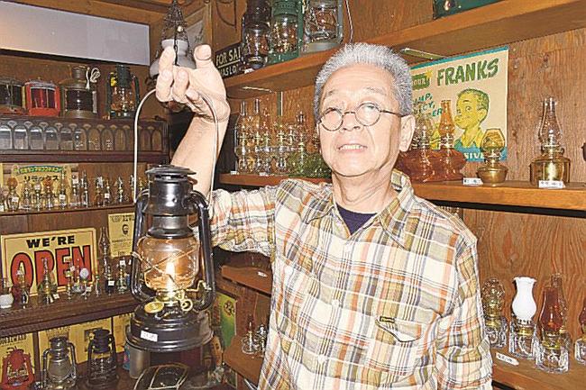 灯油ランプ専門店「江戸川屋ランプ」店主の石田浩一さん＝１０月、愛知県春日井市