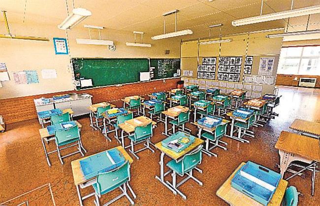 小学校の教室。いじめ防止対策推進法施行から１０年がたった（資料）