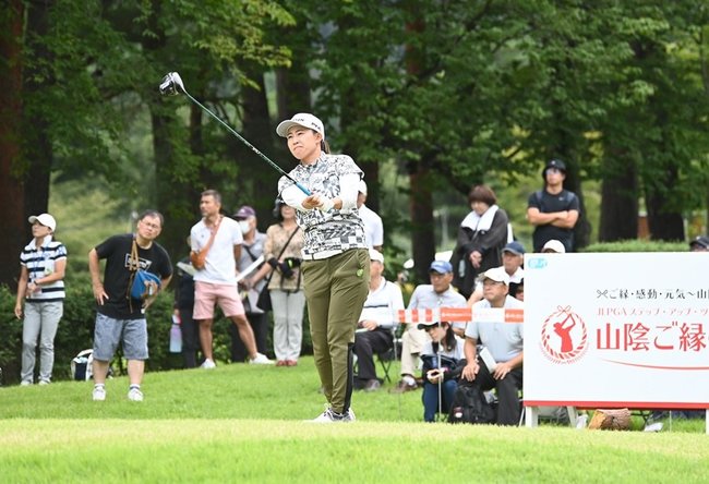 通算５アンダーの１位タイで予選を通過した前田陽子＝１日、大山平原ゴルフクラブ