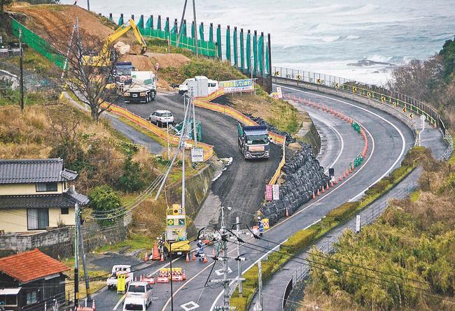 本格的な復旧工事が始まり、ダンプカーが出入りする地滑り現場＝出雲市多伎町小田