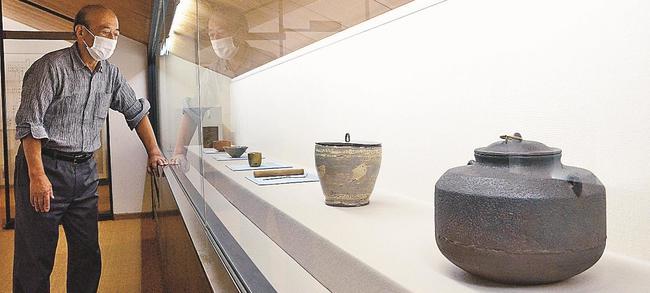 深まる秋にふさわしい茶道具が並ぶ会場=松江市北堀町、田部美術館