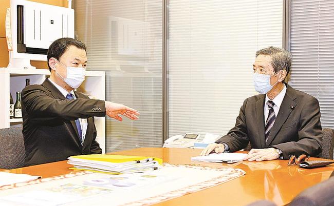 竹下亘衆院議員（右）に要望する丸山達也知事＝東京・永田町、衆院第２議員会館（代表撮影）