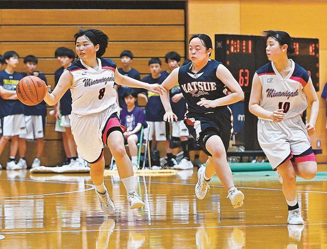 バスケットボールの試合会場で熱戦を繰り広げる選手たち＝出雲市大社町北荒木、カミアリーナ