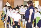 島根県の好きな点、悪い点を挙げていく生徒たち＝松江市菅田町、島根大教育学部付属義務教育学校後期課程