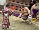 寄り切りで正代を下し、勝ち名乗りを受ける照ノ富士＝両国国技館