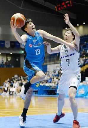 西宮とのプレシーズンゲームでシュートを決める島根の阿部諒選手（左）＝９月２２日、松江市総合体育館