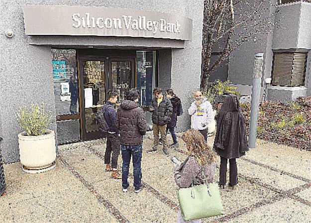 経営破綻したシリコンバレー銀行本店の前に集まった人々＝１０日、米カリフォルニア州サンタクララ（ゲッティ＝共同）