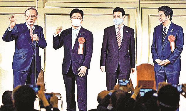 清和政策研究会の政治資金パーティーであいさつする細田博之氏（左）＝２０２０年９月２８日、東京都港区、東京プリンスホテル