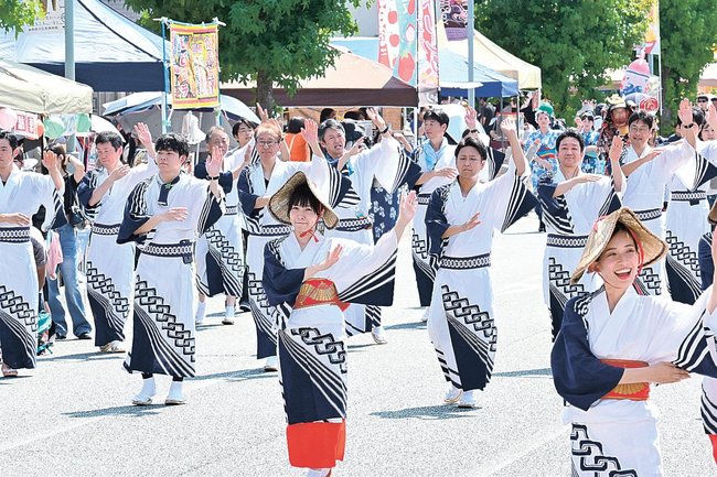編みがさと浴衣姿で益田音頭を踊る出演者＝益田市駅前町