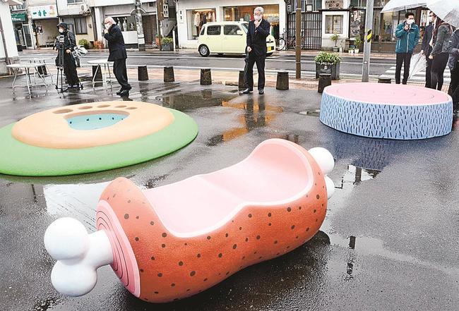 「はじめ人間ギャートルズ」の世界観を演出したベンチ＝松江市末次本町